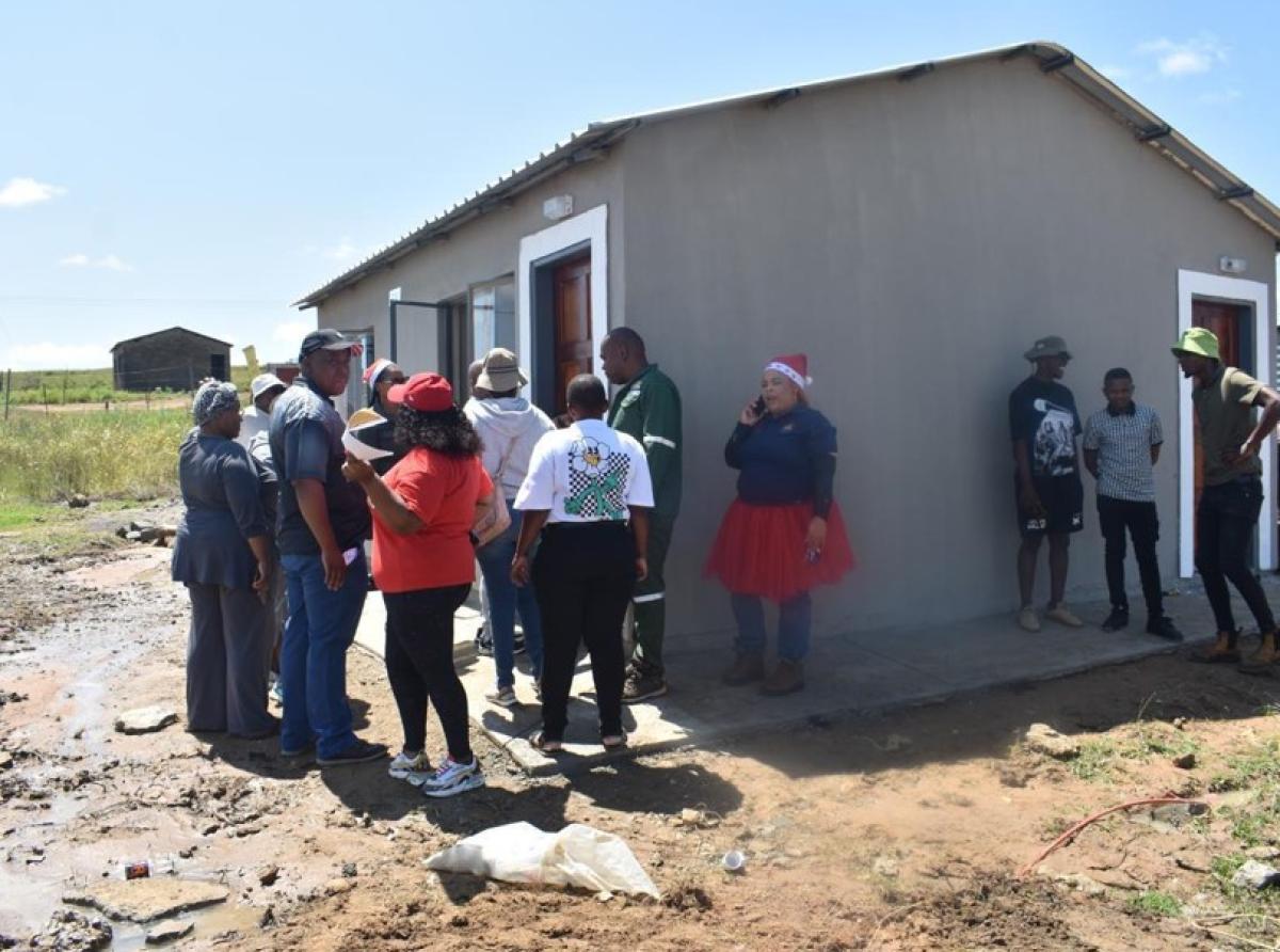 MEC Mokoena hand over houses in Bethlehem