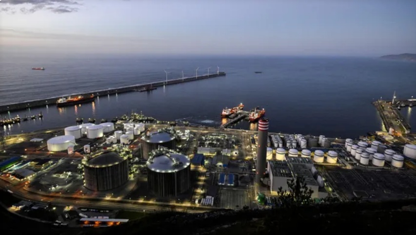 Oil prices edged higher this week as uncertainties about a peace deal persisted.  Image: Ander Gillenea / AFP